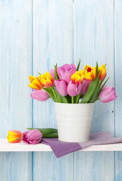 Bouquet de fleurs de tulipes colorées fraîches — Photo