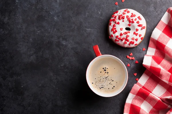 Ciambella e caffè sul tavolo — Foto Stock