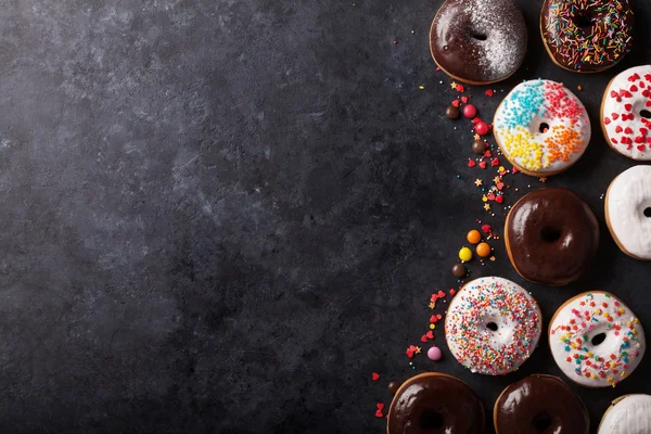 Donuts coloridos na mesa — Fotografia de Stock