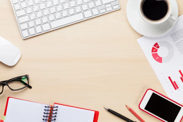 Werkplek met pc, grafieken en koffie — Stockfoto