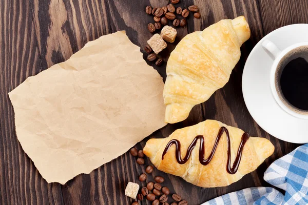 Croissants frais et tasse à café — Photo