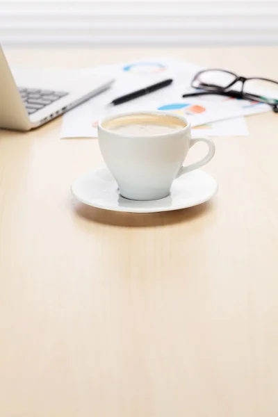 Irodai íróasztal munkahely, és a kávé — Stock Fotó