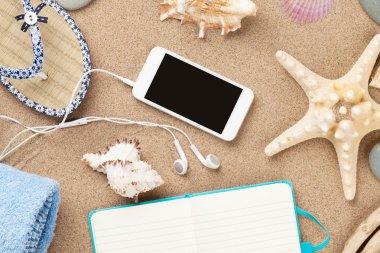 Smartphone ve deniz kum üstünde not etmek