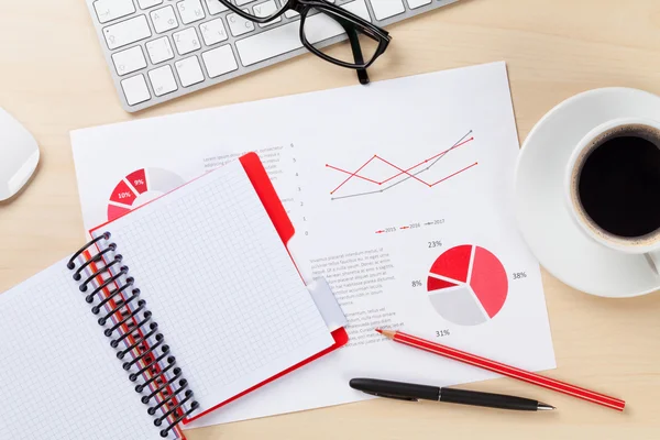 Oficina escritorio lugar de trabajo con café — Foto de Stock