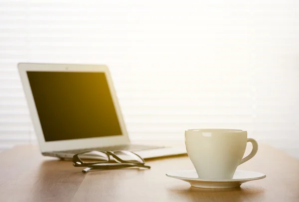 Local de trabalho com laptop e xícara de café — Fotografia de Stock