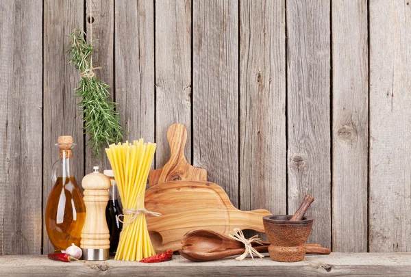 Kruiden en specerijen op plank — Stockfoto