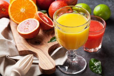 Taze turuncu ve cam suyu