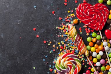 Renkli şekerler ve Lolipopları çok