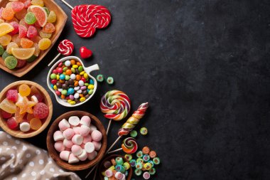 Renkli şekerler, jöle ve marmelat.