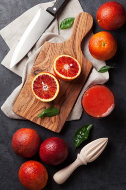 Taze turuncu ve cam suyu