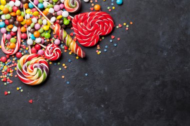 Renkli şekerler ve Lolipopları çok