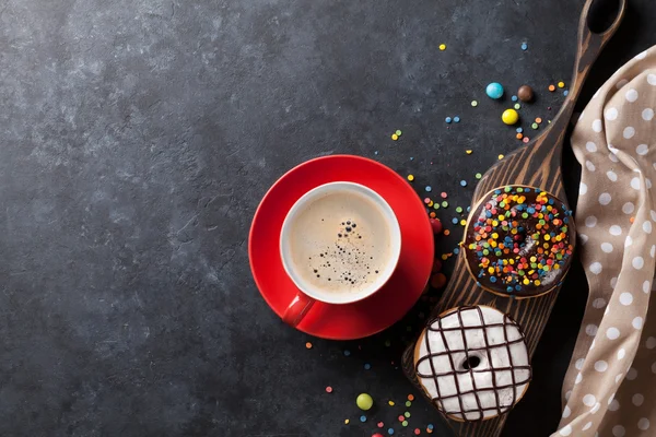 Ciambelle e caffè in tavola — Foto Stock