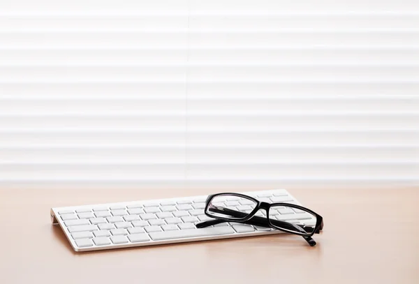 Escritório com teclado pc — Fotografia de Stock