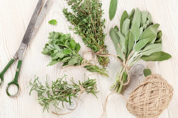 Verse tuinkruiden op houten tafel — Stockfoto