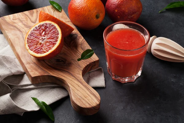 Frische Zitrusfrüchte und Saft im Glas — Stockfoto