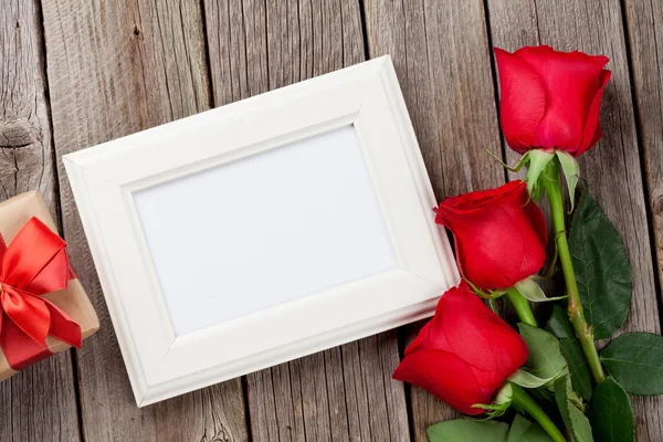 Rosas vermelhas e caixa de presente — Fotografia de Stock