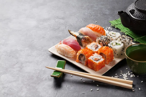 Set de sushi y té verde — Foto de Stock