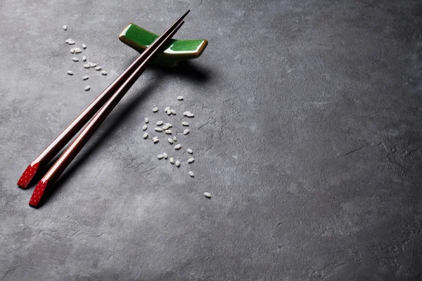 Palillos de sushi en la mesa de piedra —  Fotos de Stock