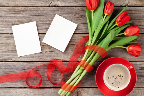 Czerwone tulipany, ramki do zdjęć i filiżanka kawy — Zdjęcie stockowe
