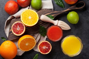 Taze citruseson koyu taş arka plan