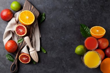 Taze citruseson koyu taş arka plan