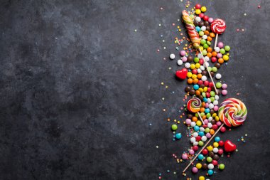 renkli şekerler ve lolipop