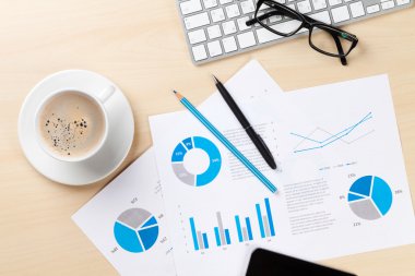 Ofis işyeri ile pc, harita ve kahve