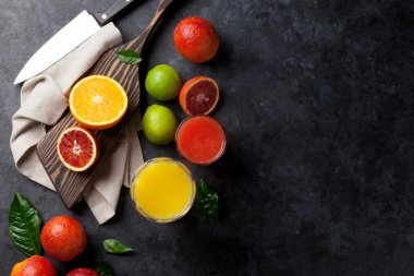 Taze citruseson koyu taş arka plan