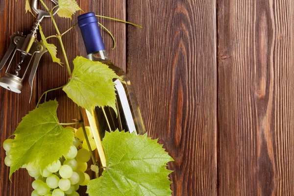 Bunch of grapes, white wine bottle and corkscrew — Stock Photo, Image