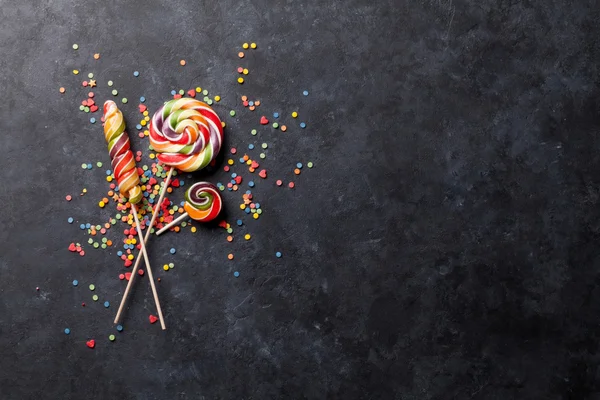 Doces coloridos e pirulitos — Fotografia de Stock