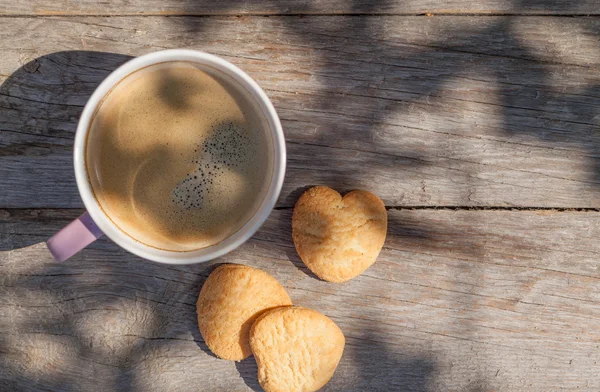 Coffee cup and cookies on garden table — Stock Photo, Image