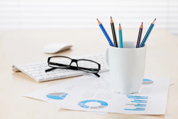 Escritório local de trabalho com suprimentos — Fotografia de Stock