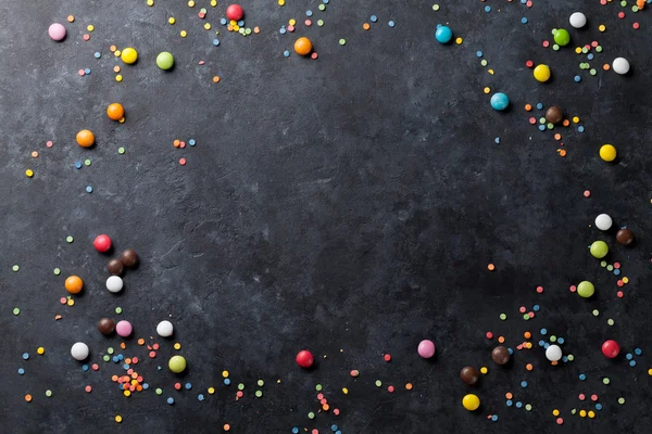 Taş zemin üzerine renkli şekerler — Stok fotoğraf