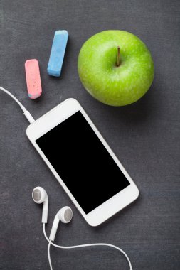 Smartphone ve elma yazı tahtası 