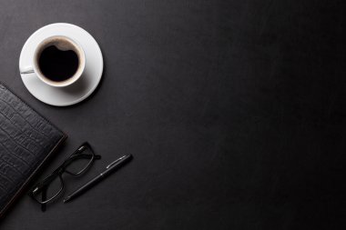 Kahve, not defteri ve kalem ile Ofis Masası