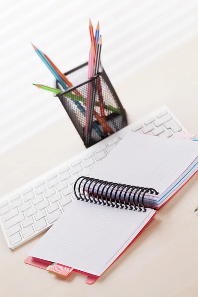 Escritório local de trabalho com pc, bloco de notas e lápis — Fotografia de Stock