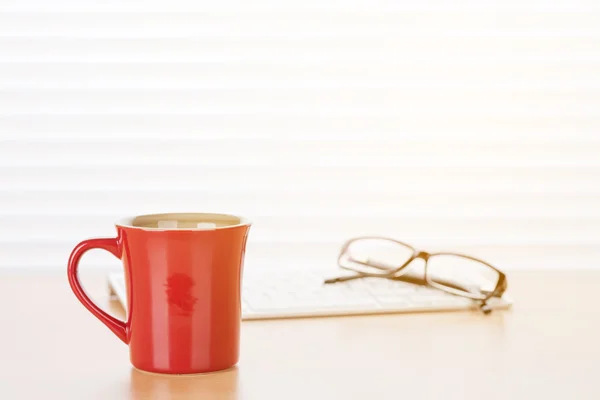 Oficina de trabajo con café y pc — Foto de Stock