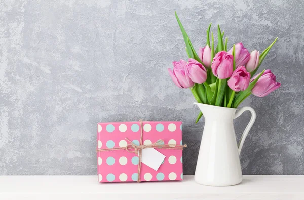Bouquet di fiori di tulipano rosa e confezione regalo — Foto Stock