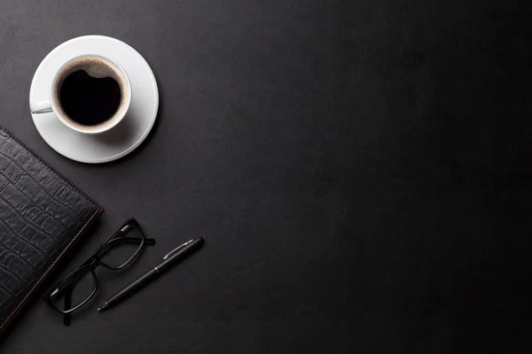 Kahve, not defteri ve kalem ile Ofis Masası