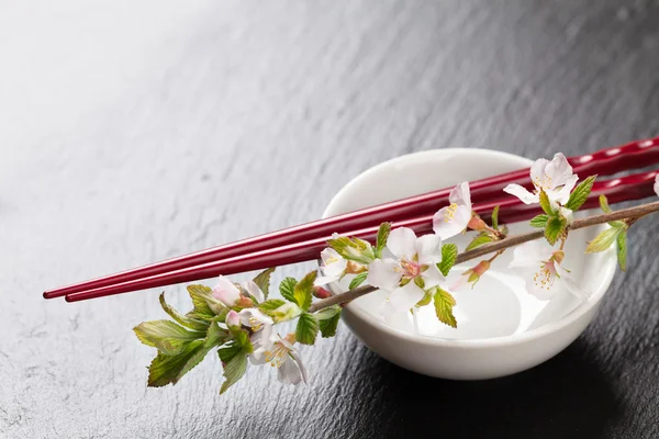 Palillos de sushi japoneses, salsa de soja — Foto de Stock