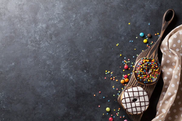 Kleurrijke donuts en snoepjes — Stockfoto