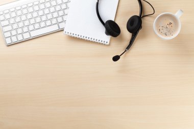 Ofis Masası kulaklık ve pc