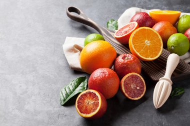 Karanlık taş üzerinde taze turuncu