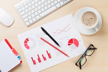 Ofis işyeri ile harita, kahve ve not defteri