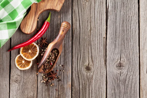 Épices sur table en bois — Photo