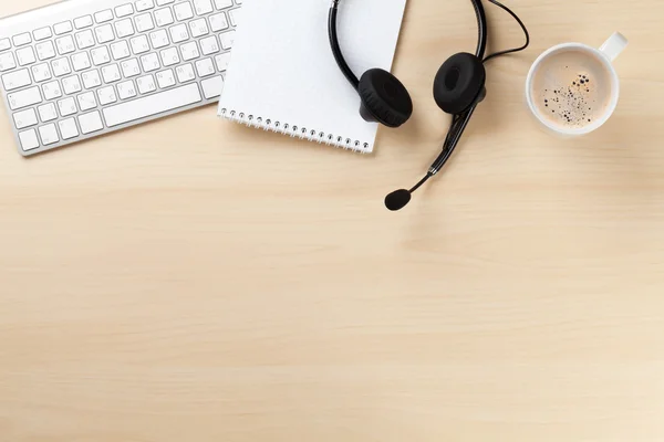 Bureau met headset en pc — Stockfoto