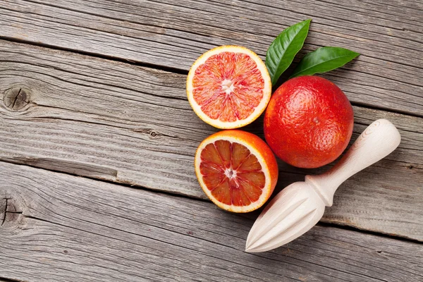 Frische rote Orangen und Saftpresse — Stockfoto