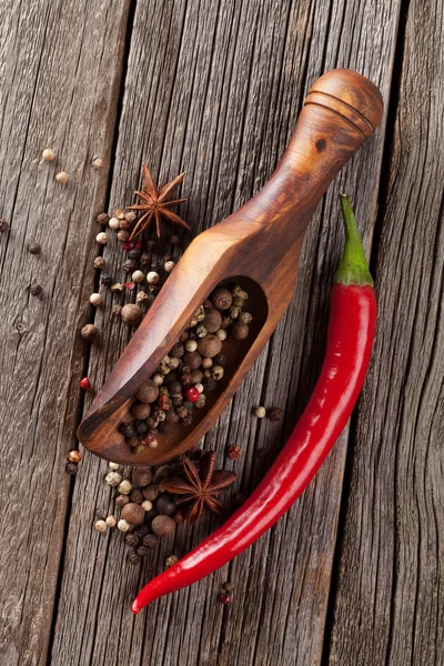 Gewürze auf Holztisch — Stockfoto