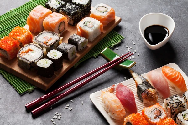 Set de rollos de sushi y maki — Foto de Stock