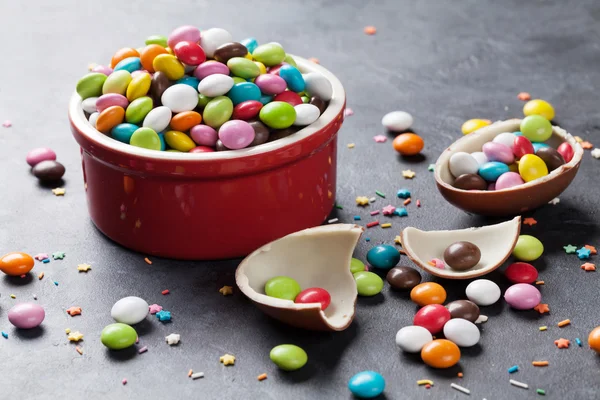 Taş üzerinde renkli şekerler — Stok fotoğraf